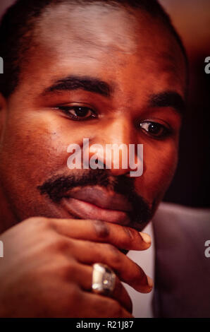 Evander Holyfield durante una conferenza stampa di Atlanta nel 1991 annunciando la sua partita contro George Foreman. Holyfield è un american ex boxer professionale che hanno gareggiato dal 1984 al 2011. Ha regnato come l'indiscusso campione a cruiserweight alla fine degli anni ottanta e a heavyweight nei primi anni novanta, e rimane il solo boxer nella storia a vincere il campionato indiscusso in due classi di peso. Soprannominato "l'affare reale', Holyfield è il solo quattro-tempo World Heavyweight Champion, ha detenuto la unified WBA, WBC e IBF titoli dal 1990 al 1992. Foto Stock