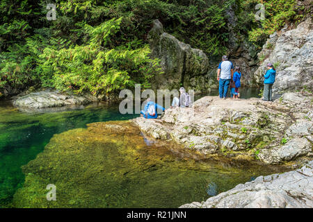 Persone stand presso il 30 piedi in piscina a Lynn Canyon Park Vancouver Canada Foto Stock