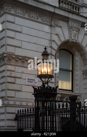 Come primo ministro Theresa Maggio negozia Brexit problemi e i membri del suo governo conservatore continua a dimettersi in risposta alla sua presentazione dei termini correnti, alla luce su di Downing Street di sicurezza rinforzato le ringhiere splende sulle pareti di Whitehall, il 15 novembre 2018, a Londra, in Inghilterra. Foto Stock