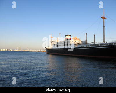 L'ex ocean liner, il Hikawa Maru (ora un museo) è ormeggiata lungo il fronte mare di Yamashita Park, Yokohama, Giappone Foto Stock