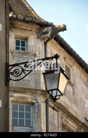 Ornati in ferro street lampade montate su edifici di Bourmont, una collina paese designato un villaggio di cultura, nel dipartimento Haute-Marne della Francia. Foto Stock