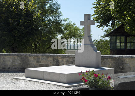 Ex presidente della Francia Charles De Gaulle la sua tomba presso la chiesa a Colombey-les-Deux-Eglises, Haute-Marne, Francia. Foto Stock