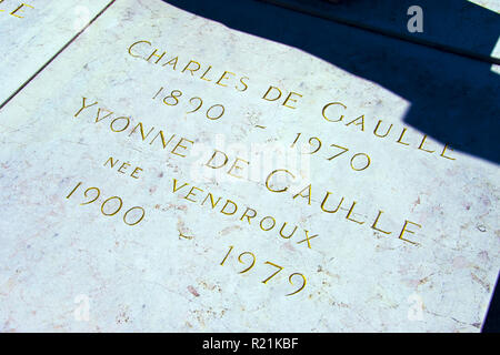 Ex presidente della Francia Charles De Gaulle la sua tomba presso la chiesa a Colombey-les-Deux-Eglises, Haute-Marne, Francia. Foto Stock