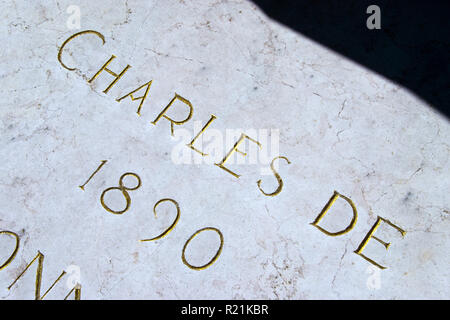 Ex presidente della Francia Charles De Gaulle la sua tomba presso la chiesa a Colombey-les-Deux-Eglises, Haute-Marne, Francia. Foto Stock