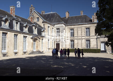 Un tour guida riporta i visitatori circa Chateau de Cirey (Castello) Cirey Cirey in-sur-Blaise, Haute-Marne, home per lo scrittore Voltaire dal 1734 al 1749. Foto Stock