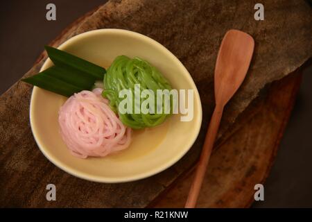 Putu il Mayang. Riso giavanese palle di tagliatella serviti con dolce di latte di cocco salsa. Foto Stock