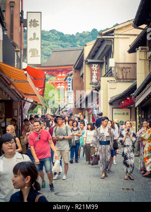 Negozi, la folla e i turisti su Matsubara Dori (Matsubara Dori Street) vicino tempio Kiyomizudera nel quartiere di Higashiyama di Kyoto, Giappone. Foto Stock