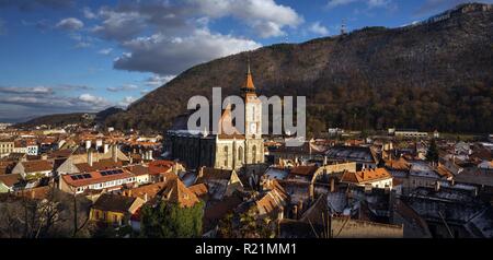 BRASOV, ROMANIA Novembre 1, 2017: vista del centro storico e la Chiesa Nera a Brasov. BRASOV, ROMANIA, 1 novembre 2017 Foto Stock