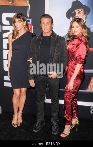 NEW YORK, NY - novembre 14: Jennifer Flavin, Sylvester Stallone e Sophia Rose Stallone assiste 'Creed II' Premiere mondiale a AMC Loews Lincoln Square Foto Stock