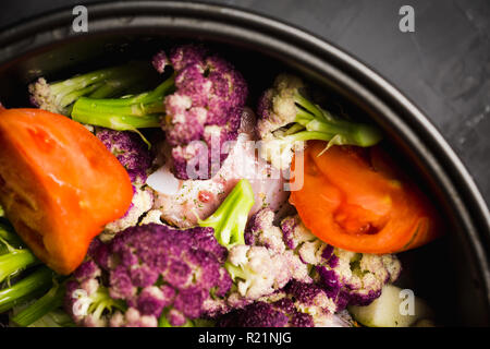 Verdure e pollo in recipiente pronti per la cottura. Profondità di campo poco profonda. Messa a fuoco selettiva. Foto Stock