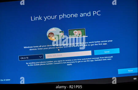 MONTREAL, Canada - 8 Novembre 2018: Windows installazione OS e il processo di attivazione su un display per PC. Microsoft è una multinazionale americana technology Foto Stock