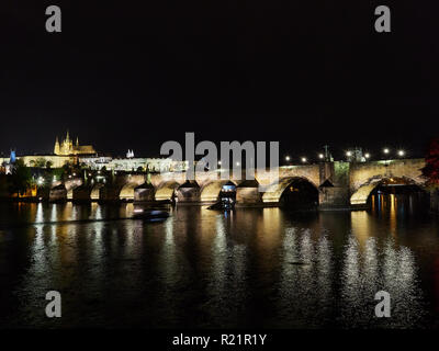 Praga, Repubblica Ceca - Nov 02, 2018 Bridge Saint Charles, palazzo di Praga e la Cattedrale di San Vito di notte. Foto Stock