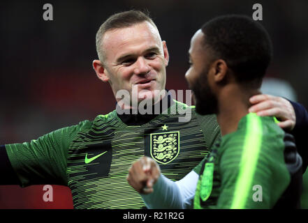 L'Inghilterra del Wayne Rooney (sinistra) e Raheem Sterling in fase di riscaldamento prima della amichevole internazionale allo Stadio di Wembley, Londra. Foto Stock