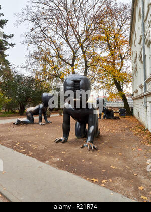 Praga, Repubblica Ceca - Nov 02, 2018 Gruppo di David Cerny neonati gigantesche statue del Kampa Art Museum garden Foto Stock