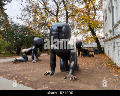 Praga, Repubblica Ceca - Nov 02, 2018 Gruppo di David Cerny neonati gigantesche statue del Kampa Art Museum garden Foto Stock