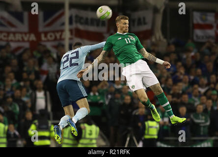 Repubblica di Irlanda James McClean (a destra) e l'Irlanda del Nord Michael Smith durante l'amichevole internazionale all'Aviva Stadium di Dublino. Foto Stock