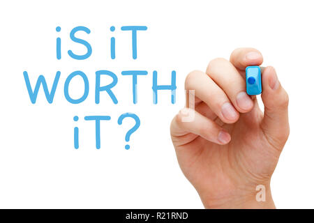 La scrittura a mano la questione non ne vale la pena con marcatore blu sul vetro trasparente bordo isolato su bianco. Foto Stock