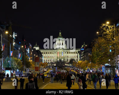 Praga, Repubblica Ceca - Nov 02, 2018 persone che camminano in piazza San Venceslao di notte. Museo Nazionale in background. Foto Stock