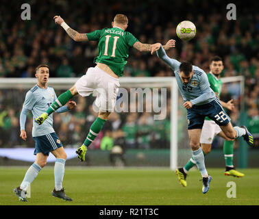 Irlanda del Nord Michael Smith (destra) e Repubblica di Irlanda James McClean battaglia per la sfera durante l'amichevole internazionale all'Aviva Stadium di Dublino. Foto Stock