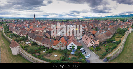Vista aerea di Riquewihr in Alsace Francia Foto Stock