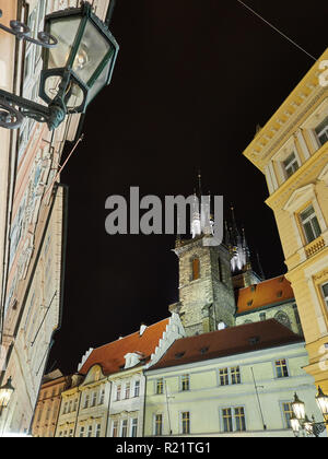 Praga, Repubblica Ceca - Novembre 01, 2018 la chiesa di Nostra Signora di Týn da Via Celetna di notte. Foto Stock