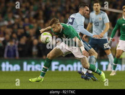 Repubblica di Irlanda James McClean (sinistra) e l'Irlanda del Nord Michael Smith battaglia per la sfera durante l'amichevole internazionale all'Aviva Stadium di Dublino. Foto Stock