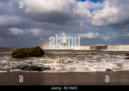 Il molo del porto di Aberdeen girati in un giorno di tempesta. Foto Stock