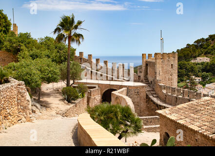 Storico Castell de Capdepera e palme a Mallorca Foto Stock