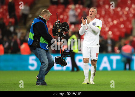 L'Inghilterra del Wayne Rooney elogia gli appassionati dopo il fischio finale durante l'amichevole internazionale allo Stadio di Wembley, Londra. Foto Stock