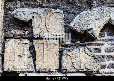 Antiche lapidi da Santa Caterina monastero domenicano nel passaggio di Santa Caterina. . Tallinn, Harju County, Estonia, paesi baltici, Europa. Foto Stock