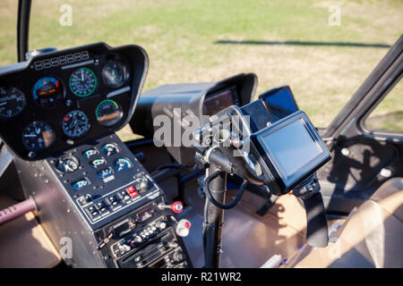 Cockpit in elicottero sul terreno, close up Foto Stock