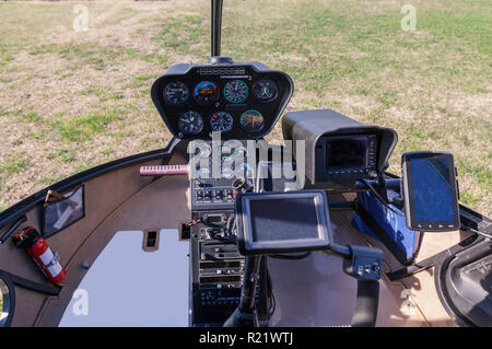 Cockpit in elicottero sul terreno, close up Foto Stock