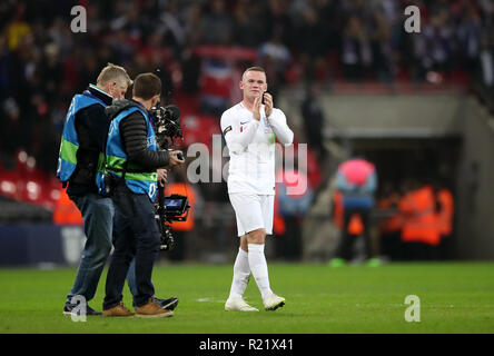 L'Inghilterra del Wayne Rooney elogia i tifosi dopo la amichevole internazionale allo Stadio di Wembley, Londra. Foto Stock