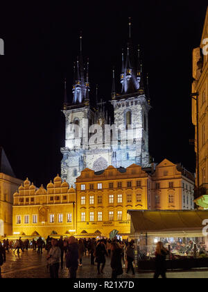 Praga, Repubblica Ceca - 30 ottobre 2018 Vista notturna della chiesa di Nostra Signora di Týn dalla Piazza della Città Vecchia. La Chiesa di Nostra Signora di Týn date Foto Stock