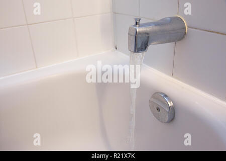 Le stanze da bagno in stile vittoriano con bagno vasca footed e tirare il  filo in ottone igienica tenda doccia asta tende di pizzo wallpaper di  pesche e Foto stock - Alamy