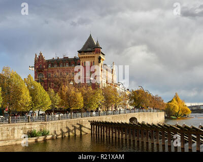 Praga, Repubblica Ceca - 30 ottobre 2018 vista di edificio con architettura medievale affacciato sul fiume Moldava nel soleggiato ma nuvoloso pomeriggio di caduta Foto Stock