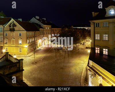 Praga, Repubblica Ceca - 30 ottobre 2018 Vista di Na Kampe Street da Saint Charles Bridge by night. Foto Stock