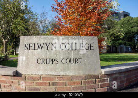 Cartello fuori Selwyn College, Cripps corte, Università di Cambridge. Grange Road, Cambridge, Regno Unito Foto Stock