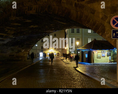 Praga, Repubblica Ceca - 31 ottobre 2018 intersezione via coperta da un arco dalla Saint Charles Bridge di notte Foto Stock