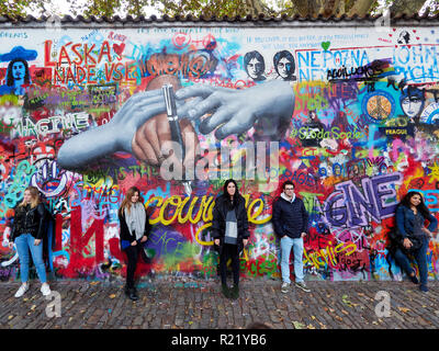 Praga, Repubblica Ceca - 31 ottobre 2018 i turisti posano per una foto di fronte al muro di John Lennon. Foto Stock