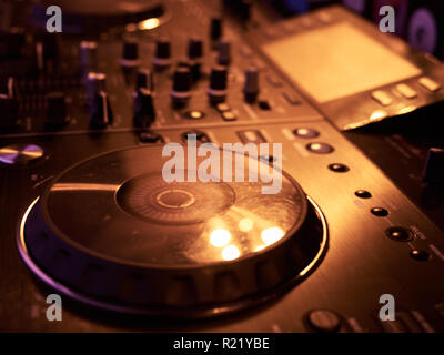 Di missaggio del suono di dettaglio della console, vicino. DJ musica professionale console. Ampio angolo di foto di nero mixer audio controller con le manopole e i cursori. Professional audio console di miscelazione con i fader e manopola di regolazione. Foto Stock