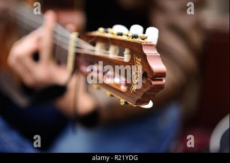 14-11-2018.Baku.Azerbaigian.musicista a suonare la chitarra su strada nella fotografia di close-up Foto Stock