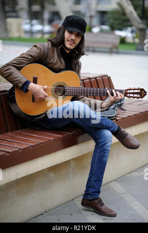 14-11-2018.Baku.Azerbaigian.musicista a suonare la chitarra su strada nella fotografia di close-up Foto Stock