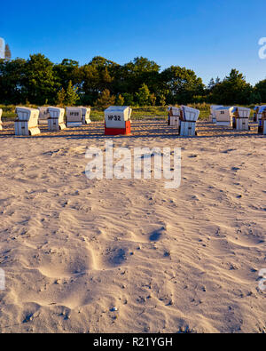 Sedie a sdraio sulla spiaggia di sabbia di Boltenhagen sul Mar Baltico. Foto Stock