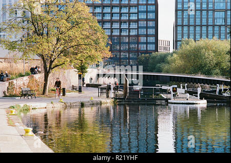 Alzaia lungo il Regent's Canal all'ingresso al Parcheggio Gasometro, King's Cross London REGNO UNITO Foto Stock