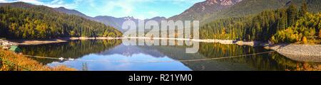 Ampio paesaggio panoramico dello spartiacque del lago Capilano a Mount Grouse, a nord di Vancouver con la foresta pluviale del Pacifico e il lontano skyline di Lions Mountain Peak Foto Stock