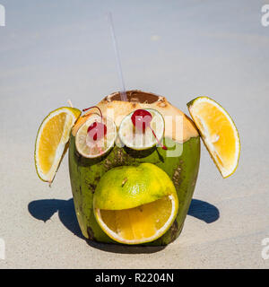 MONKEY fruttato di cocco drink sulla spiaggia di sabbia bianca a Cancún in Messico Foto Stock