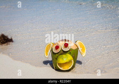 MONKEY fruttato di cocco drink sulla spiaggia di sabbia bianca a Cancún in Messico Foto Stock