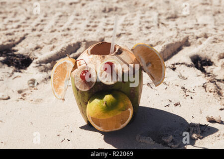 MONKEY fruttato di cocco drink sulla spiaggia di sabbia bianca a Cancún in Messico Foto Stock