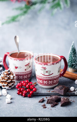 Cioccolata calda con marshmallows. Natale e Anno nuovo decoro. Sfondo grigio. Copia dello spazio. Foto Stock